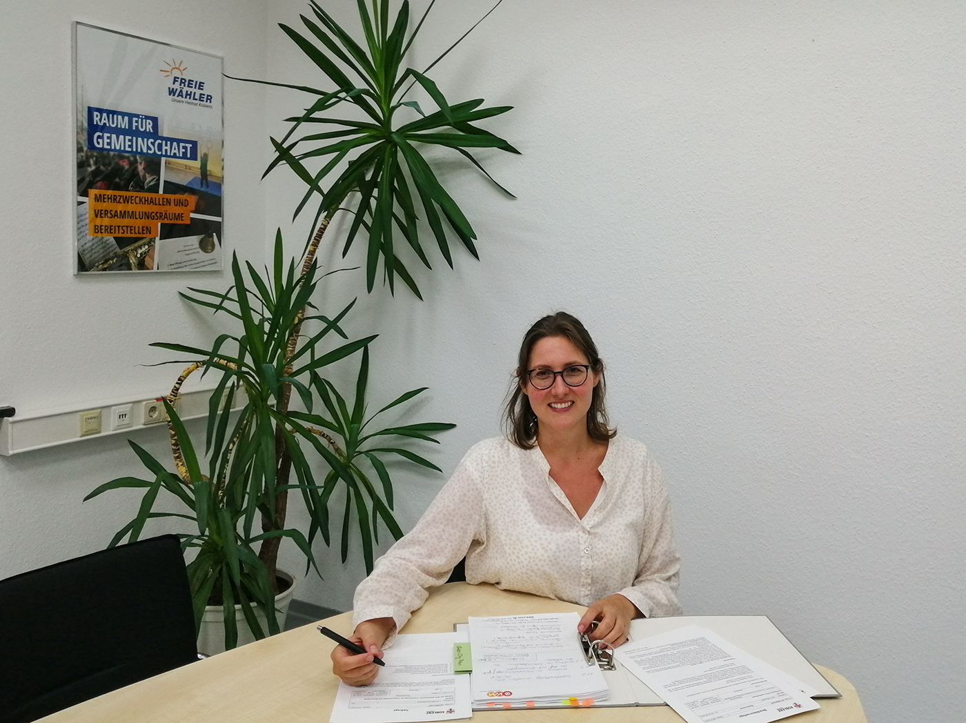 Kathrin Laymann bei der Arbeit als neue Bürgermeisterin der VG Rhein-Mosel